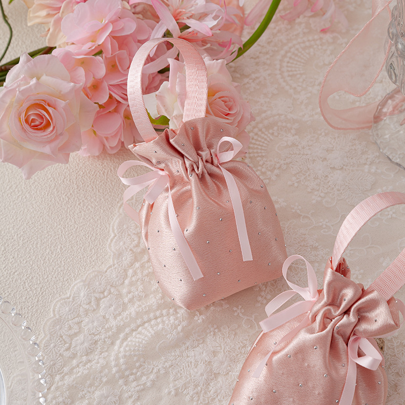 손잡이가 있는 50pcs 웨딩 선물 가방 새틴 고급 사 - Wedding Supply Wholesale 리뷰 및 가격